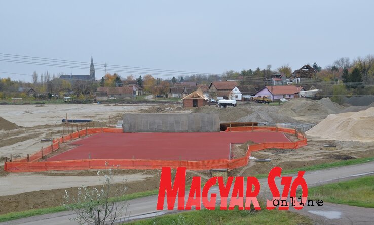 Nagy ütemben épül az öt hektáron elterülő labdarúgó akadémia (Lakatos János felvétele)