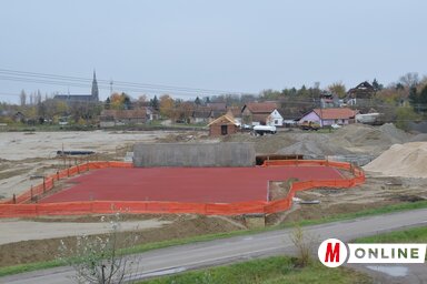 Nagy ütemben épül az öt hektáron elterülő labdarúgó akadémia (Lakatos János felvétele)