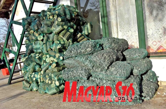 Zsákos kiszerelésben is lehet vásárolni fát vagy szenet (Fotó: Gergely Árpád)