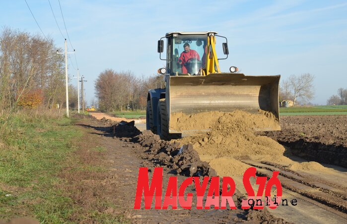 Egy tanyacsoport megközelíthetőségén javít majd a szilárdabb útburkolat (Lakatos János felvétele)