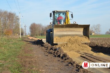 Egy tanyacsoport megközelíthetőségén javít majd a szilárdabb útburkolat (Lakatos János felvétele)