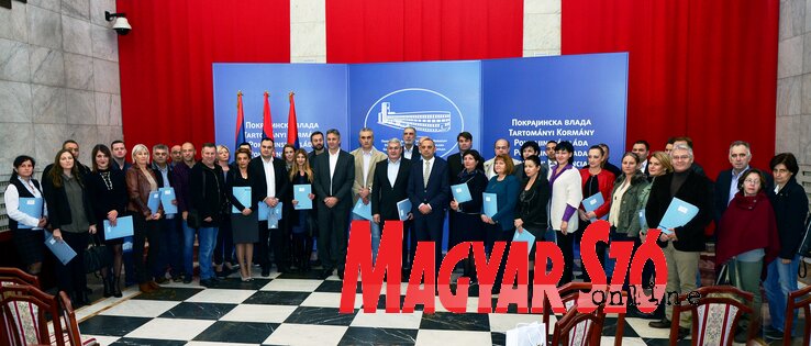 A pályázaton nyertes intézmények képviselői, középen Đorđe Milićeviv tartományi alelnök és Vladimir Batez, tartományi sport- és ifjúsági titkár (Dávid Csilla felvétele)