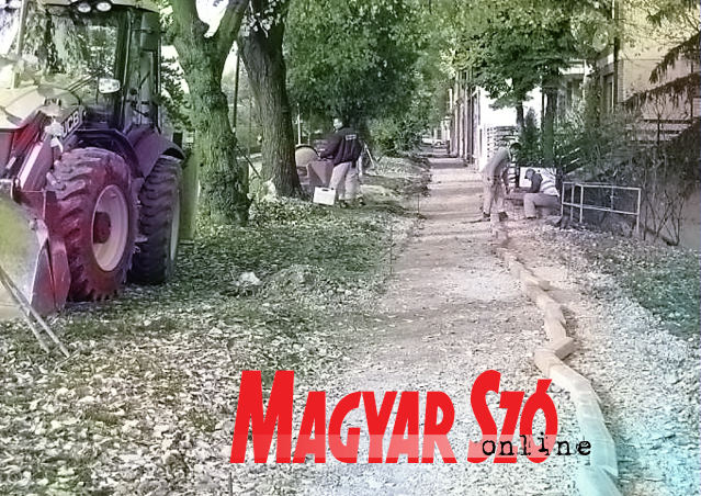 Épül az új járda a Zöldfás utcán a korzó irányában (Fehér Rózsa felvétele)