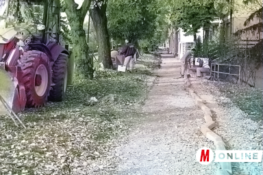 Épül az új járda a Zöldfás utcán a korzó irányában (Fehér Rózsa felvétele)