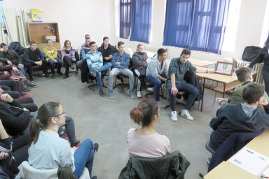 A résztvevők előadást hallgatnak az adai középiskolában, Fotó: Csincsik Zsolt