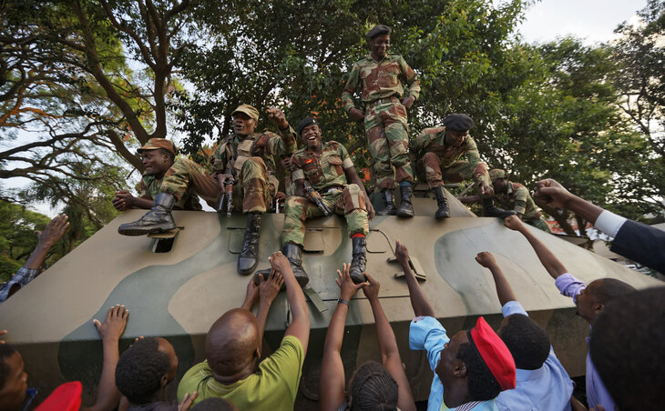 Zimbabwéban jelenleg örül a nép a hatalomváltásnak, és ünnepli az ebben döntő szerepet játszó hadsereget, de... (Fotó: Beta/AP) Zimbabwéban jelenleg örül a nép a hatalomváltásnak, és ünnepli az ebben döntő szerepet játszó hadsereget, de... (Fotó: Beta/AP)