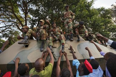 Zimbabwéban jelenleg örül a nép a hatalomváltásnak, és ünnepli az ebben döntő szerepet játszó hadsereget, de... (Fotó: Beta/AP)