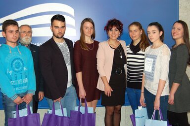 Đuro Žiga temerini polgármester és Korana Milanko, a községi oktatási tanács tagja a temerini Petar Kočić, Danilo Zelenović, Slavko Rodić és a Kókai Imre általános iskolák, valamint a Lukijan Mušicki középiskola díjazottjaival: Fina Erikkel, Bartok Beatrixszal, Milica Blanušával, Jovana Trubićtyal, Vanja Žigával és Dragan Petrovićtyal