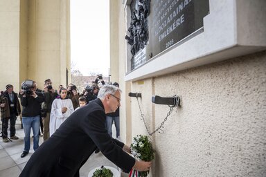 Soltész Miklós megkoszorúzza a Magyarok Nagyasszonya-templom falán lévő Gulág-emléktáblát (MTI)
