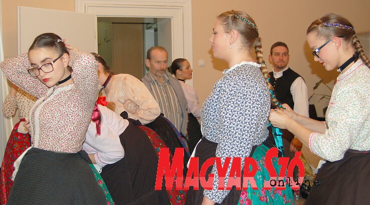 Táncosok a fellépésre készülődés közben (Bozsoki Valéria felvétele)