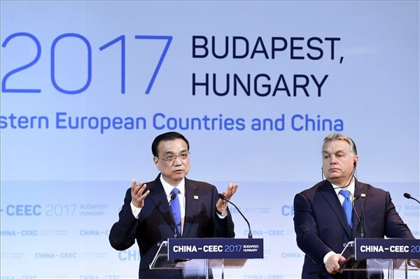 Li Ko-csiang kínai és Orbán Viktor magyar miniszterelnök a Kína-Kelet-Közép-Európa (KKE) csúcstalálkozó gazdasági és kereskedelmi fóruma után tartott sajtótájékoztatón (Fotó: MTI)