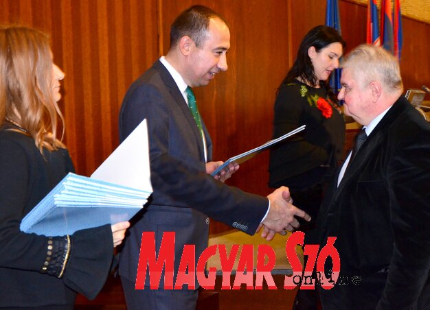 Varga Viktor átveszi a támogatási szerződést Vuk Radojević mezőgazdasági titkártól (Dávid Csilla felvétele)