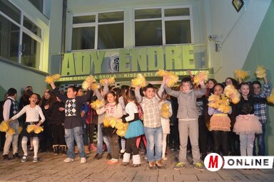 Az alsós fellépők a felújított bejárat előtt (Lakatos János felvétele)