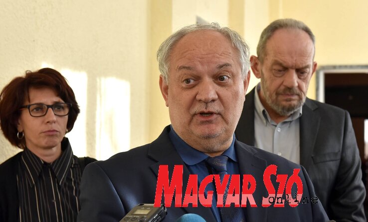 Štatkić nyilatkozik a médiának, a háttérben Vukmirović (Ótos András felvétele)