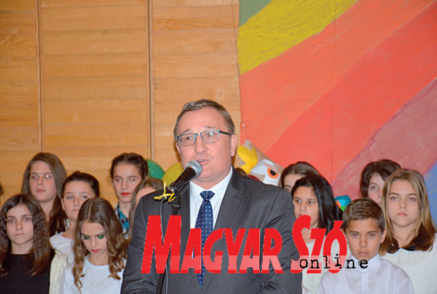 Nyilas Mihály az iskola diákjaival Nyilas Mihály az iskola diákjaival