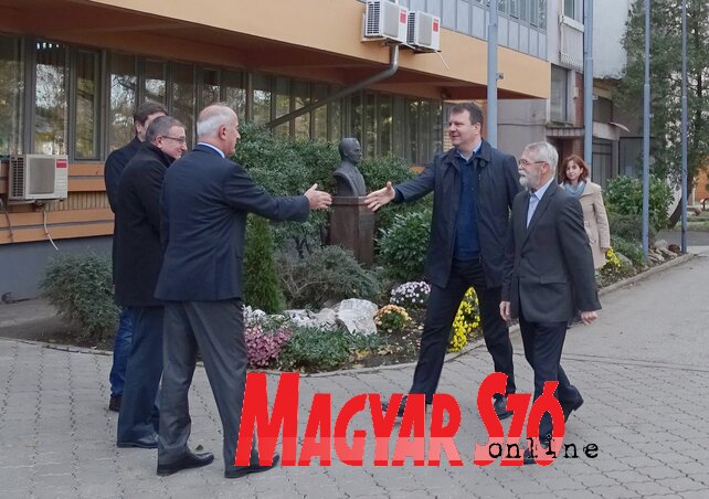 A tartományi kormányfő a temerini polgármester kíséretében megérkezik a községháza elé (Góbor Béla felvétele)