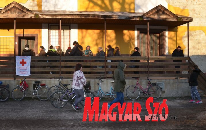 Várakozás a Vöröskereszt élelmiszercsomagjára (Lakatos János felvétele)