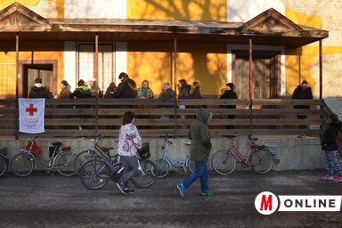 Várakozás a Vöröskereszt élelmiszercsomagjára (Lakatos János felvétele)