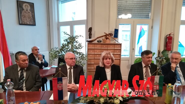 Hajnal Jenő és Szutor Lászlóné, a Szerb Országos Önkormányzat elnöke a munkatársaival (Virág Árpád felvétele)