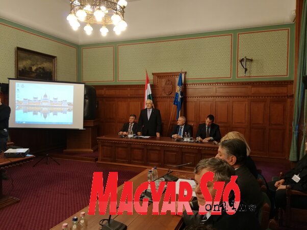 Az ülés résztvevőit Latorcai János, a Magyar Országgyűlés alelnöke köszöntötte (Virág Árpád felvétele)