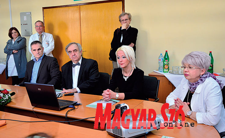 Tomislav Stantić, prof. dr. Zoltan Horvat, doc. dr. Mirjana Živojinov és prof. dr. Edita Stokić (balról jobbra) Tomislav Stantić, prof. dr. Zoltan Horvat, doc. dr. Mirjana Živojinov és prof. dr. Edita Stokić (balról jobbra)