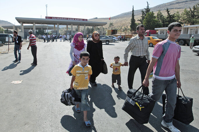 Szíriai menekültek érkeznek Törökországba a Cilvegözü átkelőn (Fotó: Beta/AP)