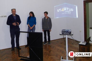 Összecsukható origami kapu – A háttérben Peić Emil, Jasmina Jovančić-Vidaković és Surányi Bence (Fotó: Patyi Szilárd)