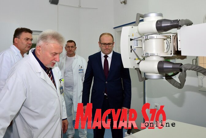 Doc. dr. Zoran Gojković tartományi egészségügyi titkár megtekinti az új digitális röntgengépet (Dávid Csilla felvétele)
