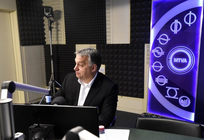 Orbán Viktor magyar miniszterelnök a Kossuth Rádió stúdiójában (MTI Fotó: Bruzák Noémi)