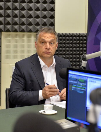 Orbán Viktor a rádió stúdiójában (Fotó: MTI)