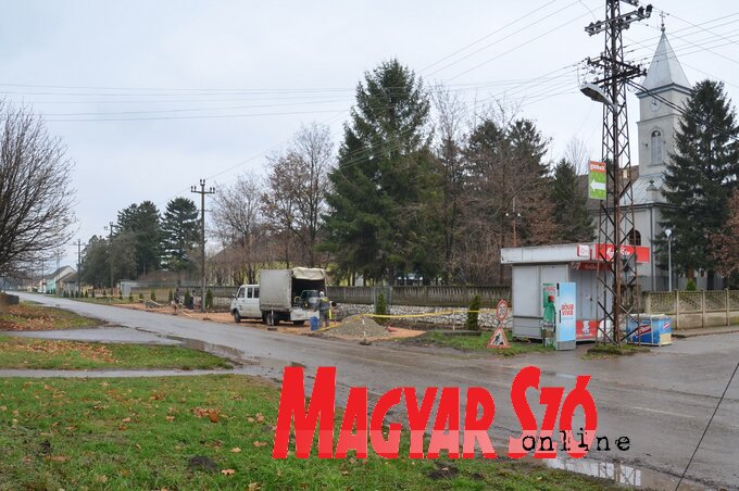 A beruházás nemcsak a parkolóhelyhiányt oldja meg, hanem szebbé varázsolja a központot is (Lakatos János felvétele)