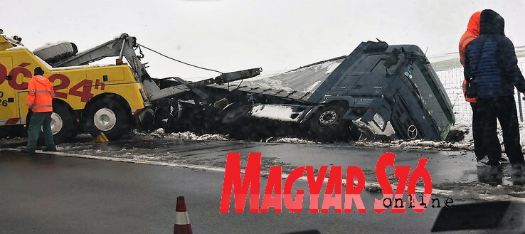 A felfordult kamion Topolyánál (Ótos András felvétele)