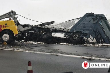 A felfordult kamion Topolyánál (Ótos András felvétele)