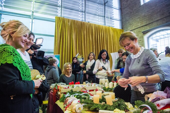Herczegh Anita, Áder János köztársasági elnök felesége (j) és Dunai Mónika, a Fidesz országgyűlési képviselője (b) a Fiatal Családosok Egyesületének második alkalommal megrendezett adventi jótékonysági vásárán (MTI)