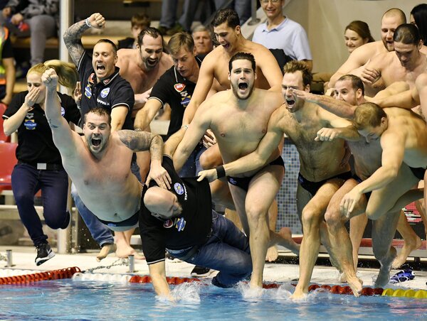 Cseh Sándor szolnoki vezetőedző korábbi piros lapja miatt nem ülhetett a kispadon, de a címvédés után játékosai bevágták a vízbe (Fotó: MTI)