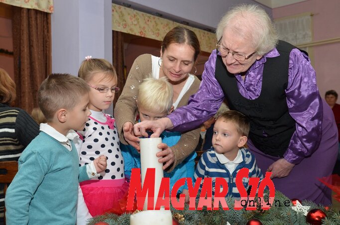 Gyertyagyújtás a falu adventi koszorúján (Lakatos János felvétele)