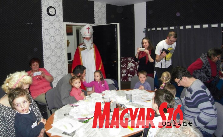 A Mikulás a Mária Rádió szabadkai stúdiójában (Fotó: Patyi Szilárd)