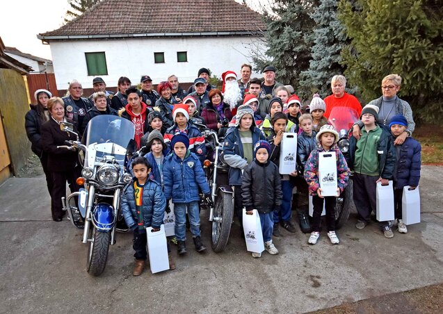 A gyermekek a Mikulással és motoros barátaival (Gergely Árpád felvétele)