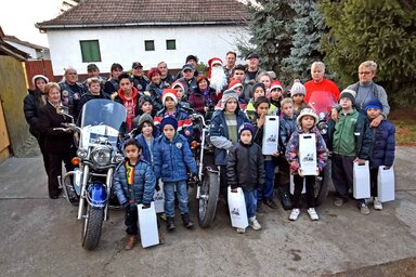 A gyermekek a Mikulással és motoros barátaival (Gergely Árpád felvétele)