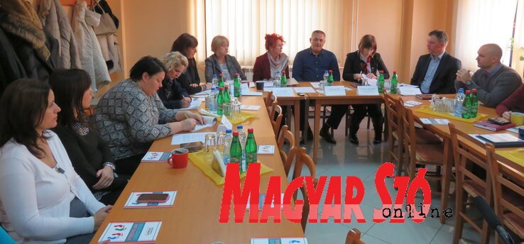 A kerekasztal-megbeszélés résztvevői (Csincsik Zsolt felvétele) A kerekasztal-megbeszélés résztvevői (Csincsik Zsolt felvétele)