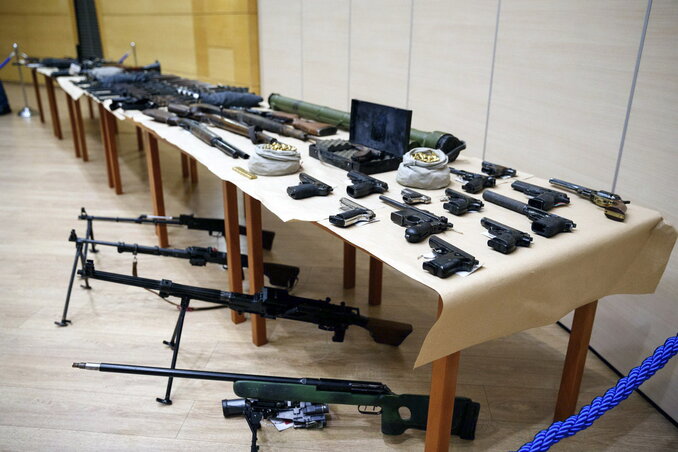 Az elkobzott fegyverek egy része (Fotó: MTI)