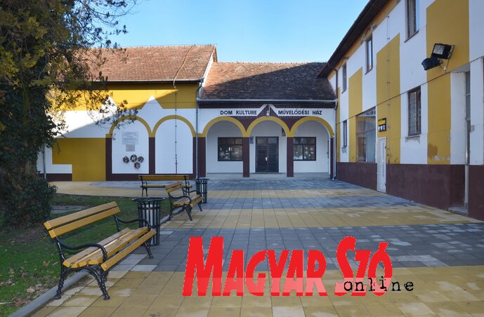 A főtér már elkészült része az 56-os emléktáblával a színház falán, Fotó: Lakatos János