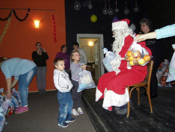 A Mikulás ajándékot oszt (Fotó: Patyi Szilárd)