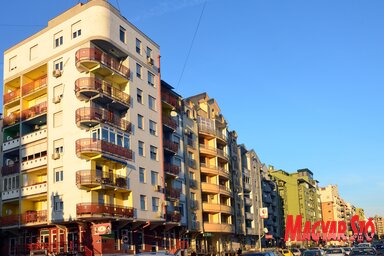 Az alacsony ingatlanárak ellenére nagyon kevesen vásárolnak lakást. A Lázár cár sugárút mentén is az utóbbi években egymás után emelték a lakóépületeket, a városban számos helyen új, gazdátlan lakások várják leendő lakóikat (Dávid Csilla felvétele)
