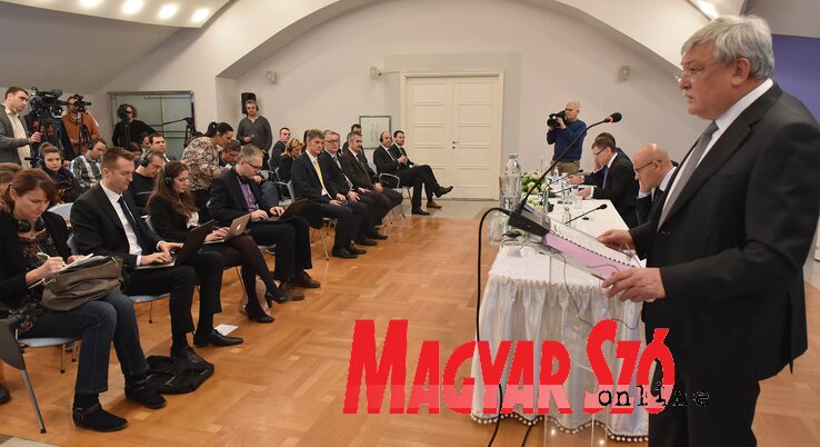 Dr. Csányi Sándor ismerteti az OTP terveit (Ótos András felvétele)