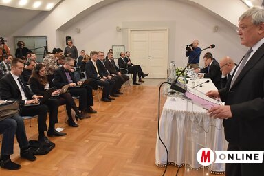 Dr. Csányi Sándor ismerteti az OTP terveit (Ótos András felvétele)