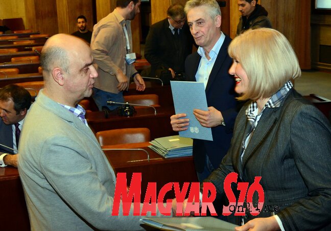 Majláth Béla átveszi a támogatási szerződést Smiljka Jovanović tartományi pénzügyi titkártól (Fotó: Dávid Csilla)