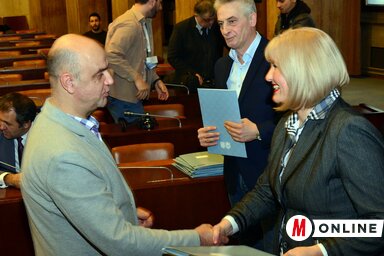 Majláth Béla átveszi a támogatási szerződést Smiljka Jovanović tartományi pénzügyi titkártól (Fotó: Dávid Csilla)