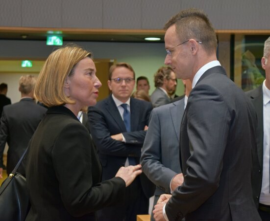 Szijjártó Péter és Federica Mogherini, az Európai Unió kül- és biztonságpolitikai főmegbízottja beszélget az európai uniós tagállamok külügyminisztereinek ülésén Brüsszelben (Fotó: MTI)