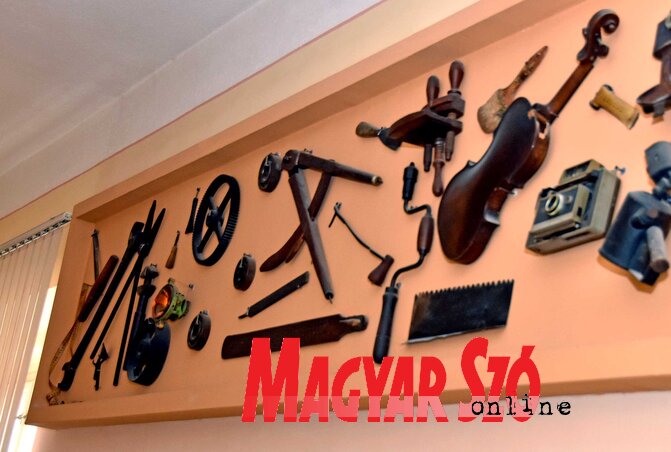 Régi mesterségek munkaeszközei az egyesület falán (Fotó: Gergely Árpád)